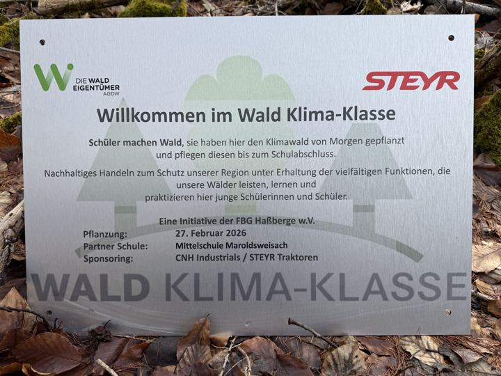 Das Schild am neuen Klimawald der Mittelschule Maroldsweisach
